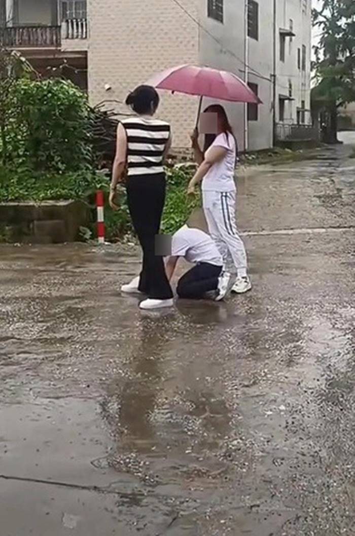 คุกเข่าตากฝน