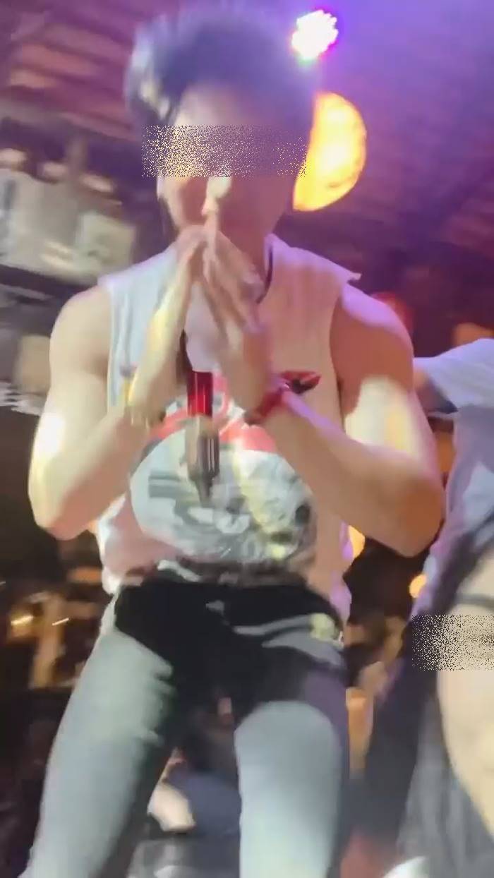 ต่อยนักร้อง