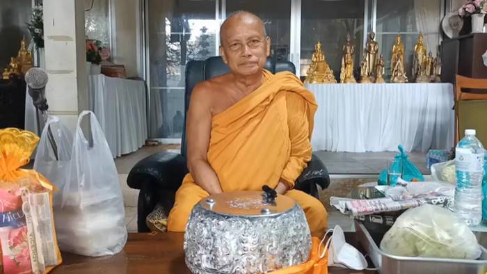 เณรจูบปาก