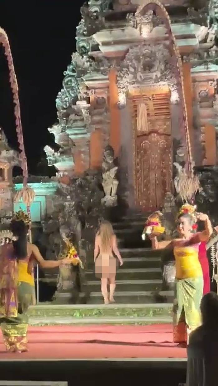 แก้ผ้าขึ้นเวที