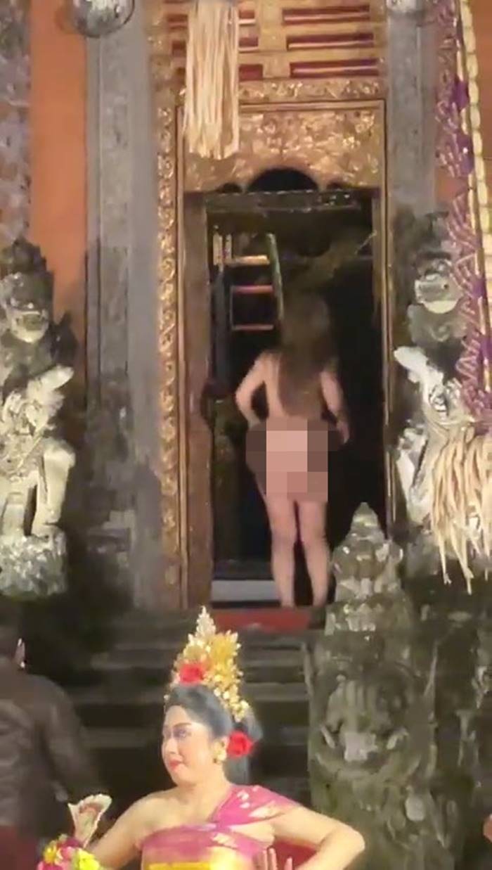 แก้ผ้าขึ้นเวที