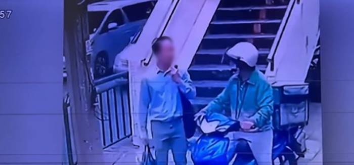  ขี่มอเตอร์ไซค์บนทางเท้า