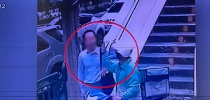  ขี่มอเตอร์ไซค์บนทางเท้า