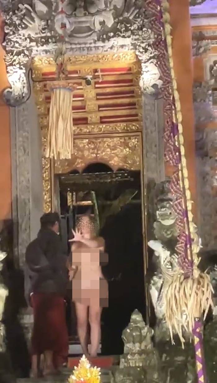 แก้ผ้าขึ้นเวที