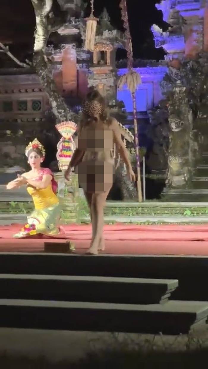 แก้ผ้าขึ้นเวที