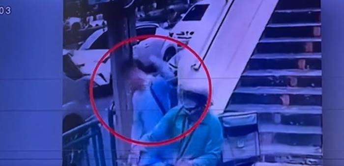  ขี่มอเตอร์ไซค์บนทางเท้า