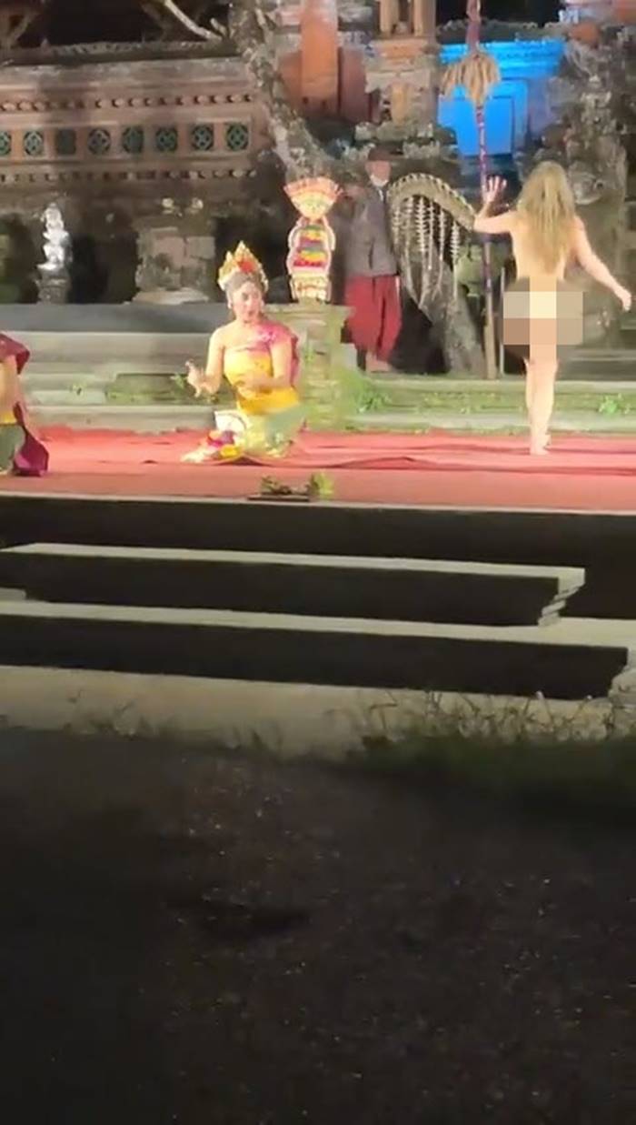 แก้ผ้าขึ้นเวที