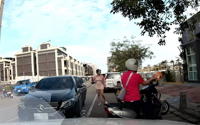 ขับรถสวนเลน