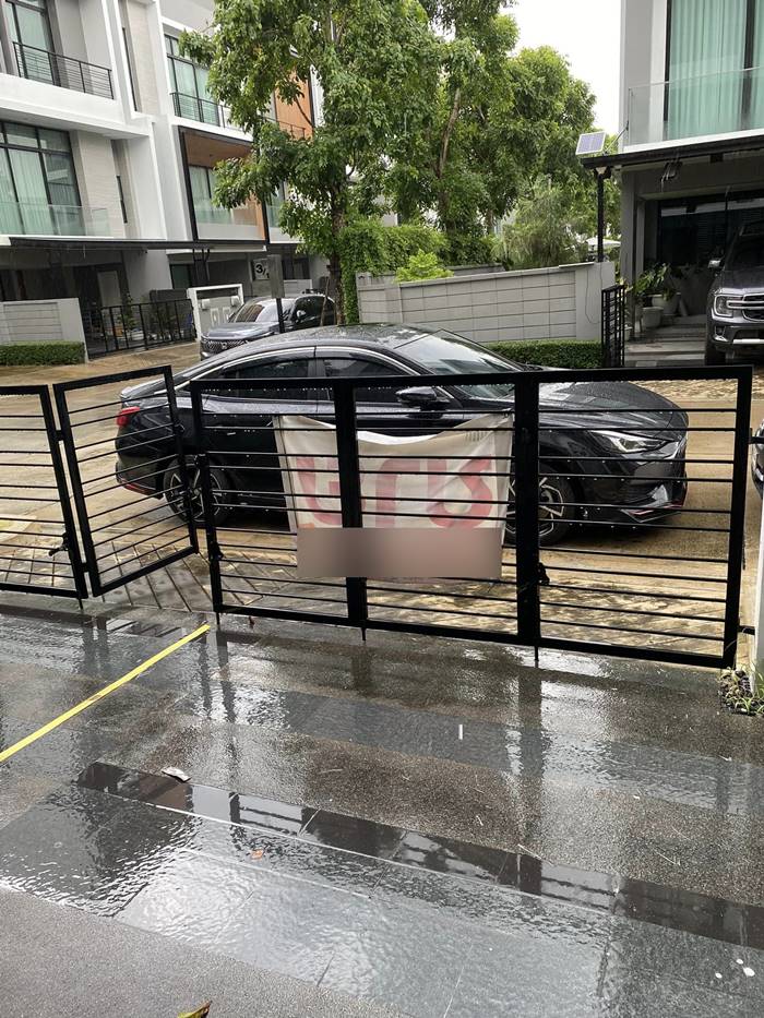 จอดรถขวางหน้าบ้าน