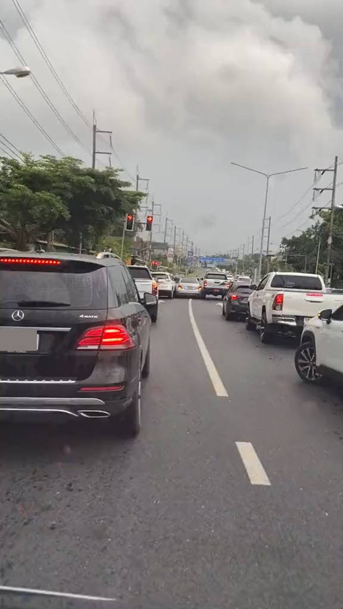 ขับแทรกกลาง