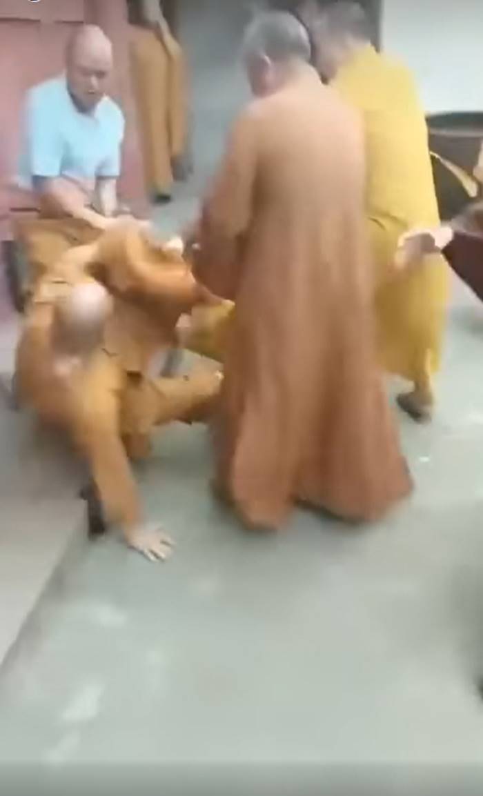 พระสู้กัน