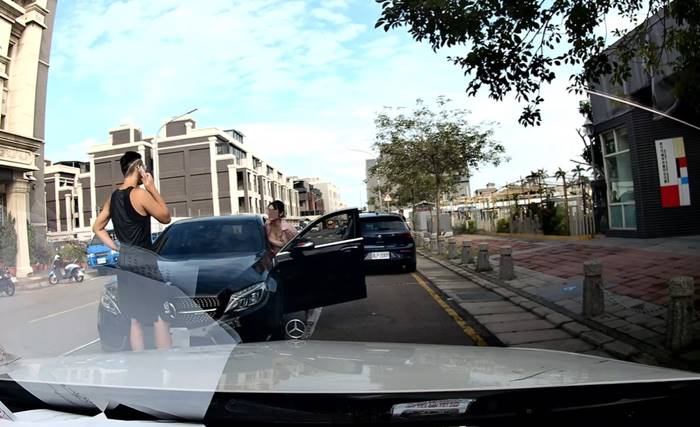 ขับรถสวนเลน