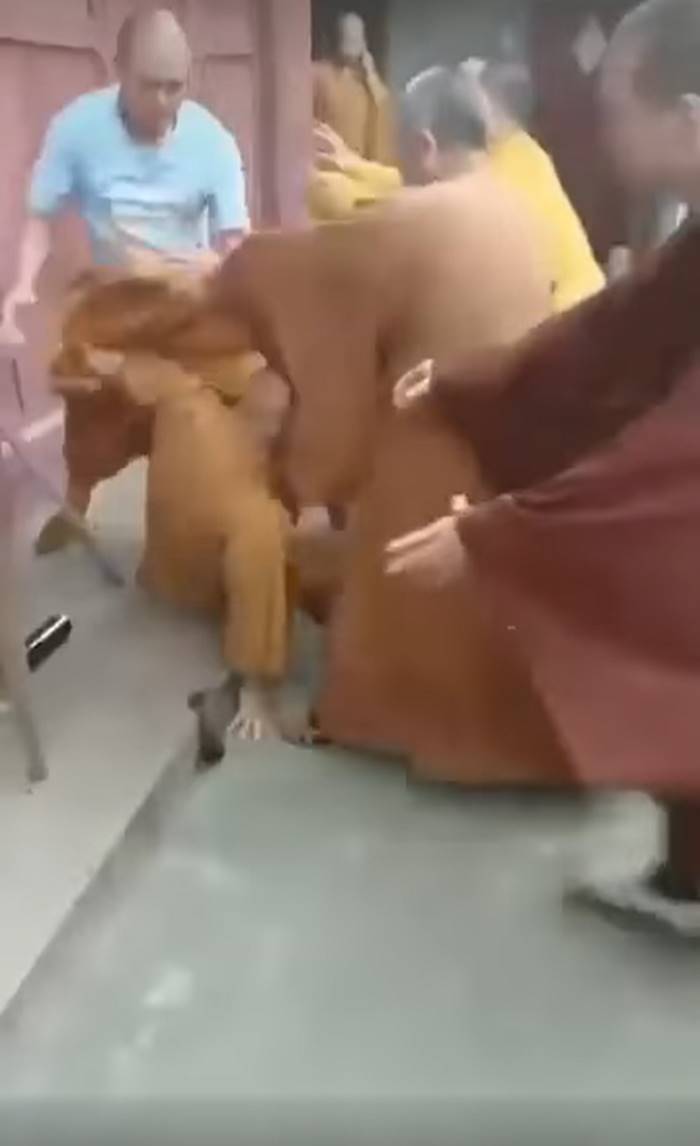 พระสู้กัน