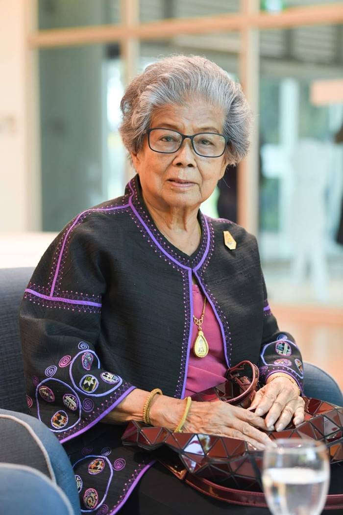 คุณหญิงสุรีพันธ์ มณีวัต