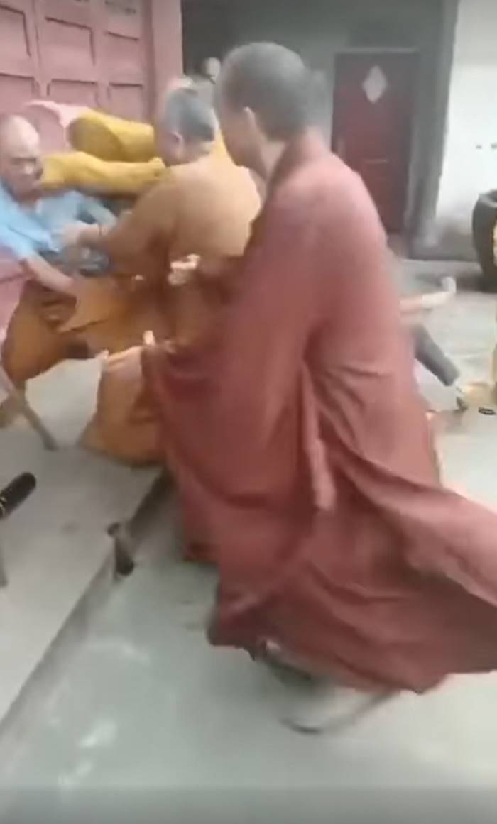 พระสู้กัน