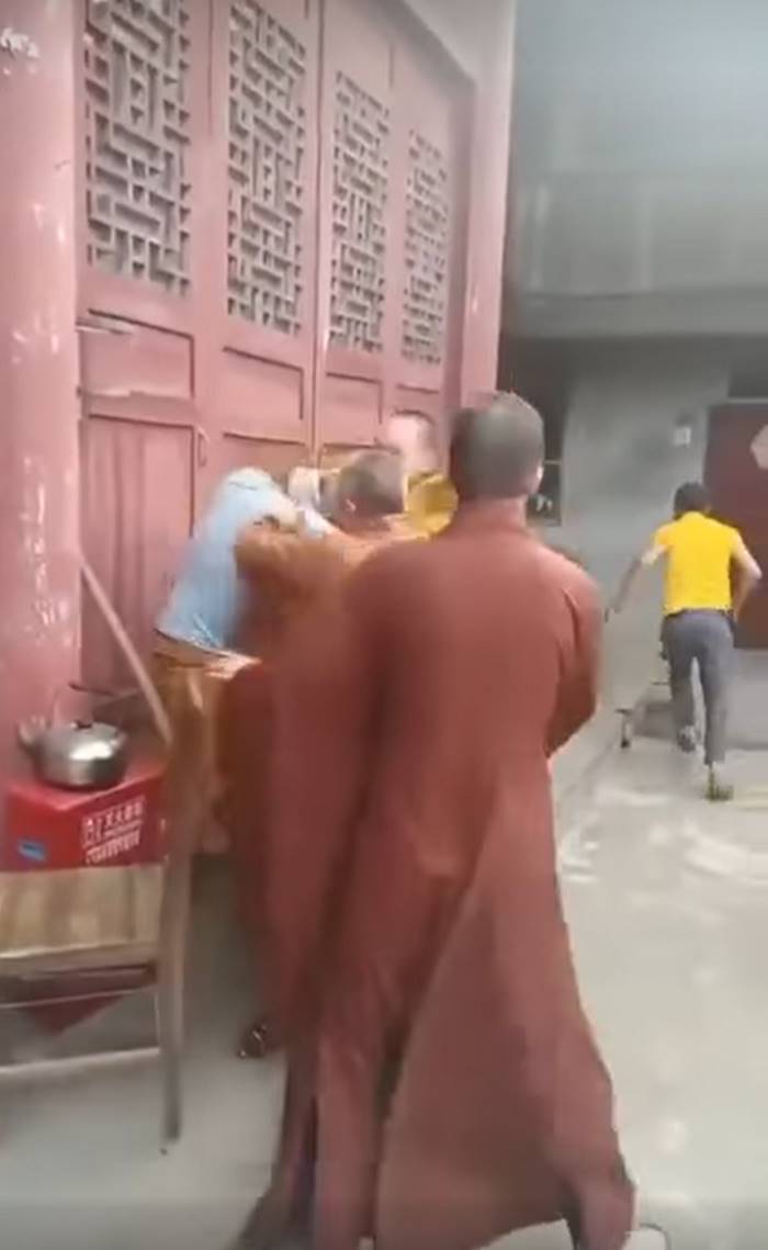 พระสู้กัน