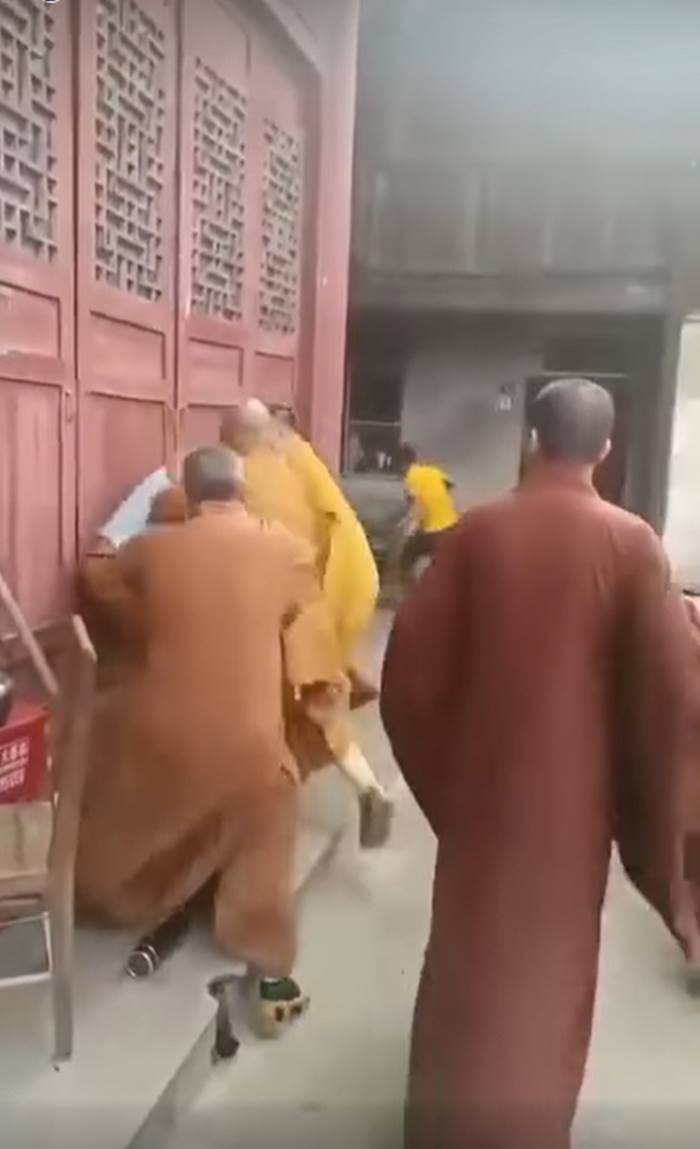 พระสู้กัน