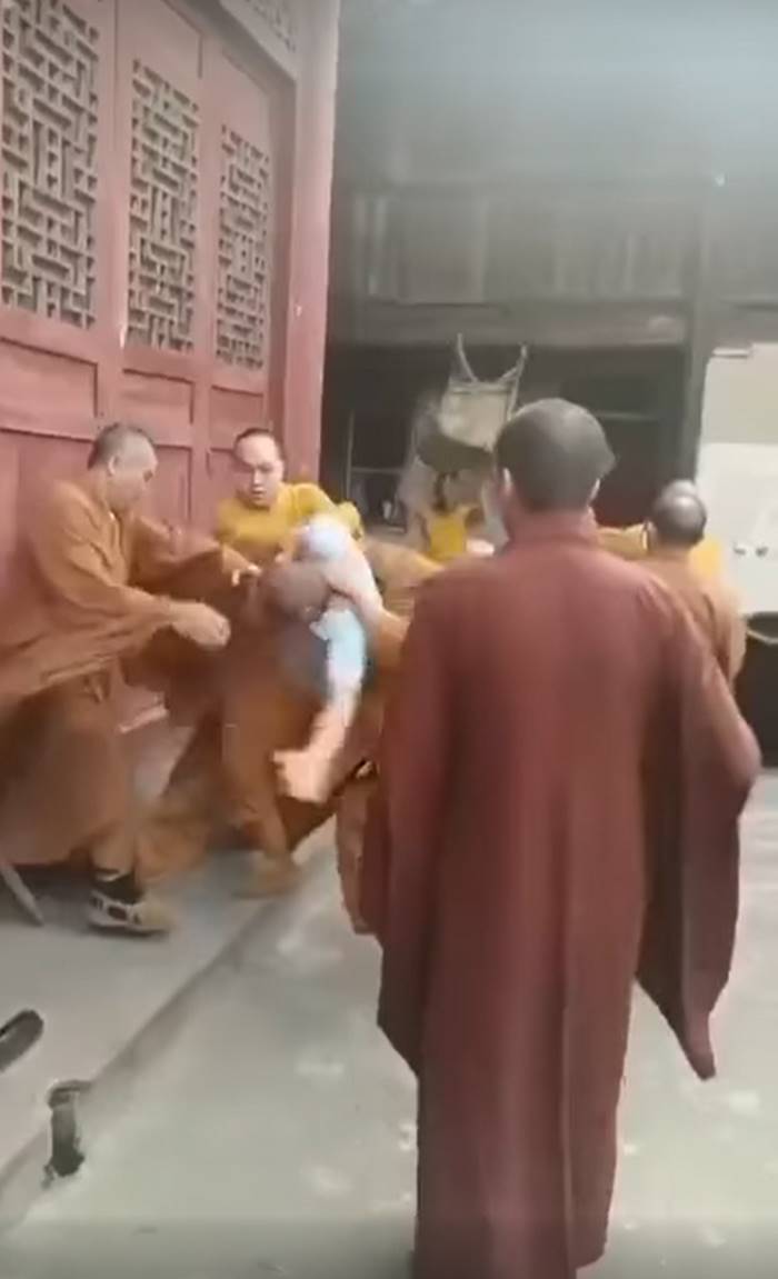 พระสู้กัน