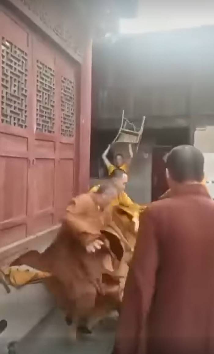 พระสู้กัน