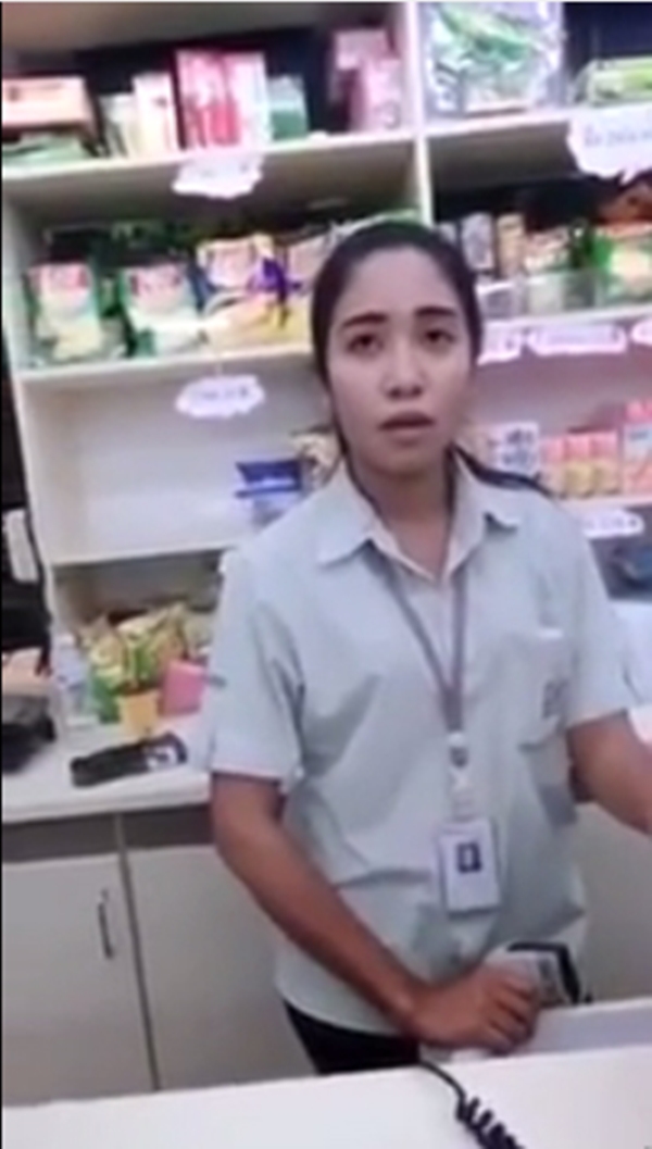 แชร์กันหนักมาก หนุ่มอัดคลิปด่าพนักงานเซเว่น ทำหน้าบึ้ง-ไม่ใส่ถุงให้
