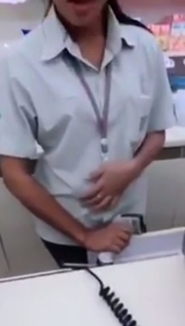 แชร์กันหนักมาก หนุ่มอัดคลิปด่าพนักงานเซเว่น ทำหน้าบึ้ง-ไม่ใส่ถุงให้