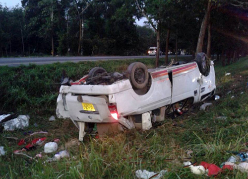 รถตู้กลับจากตลาดโรงเกลือ พลิกคว่ำที่สงขลา ดับ 5 เจ็บ 9