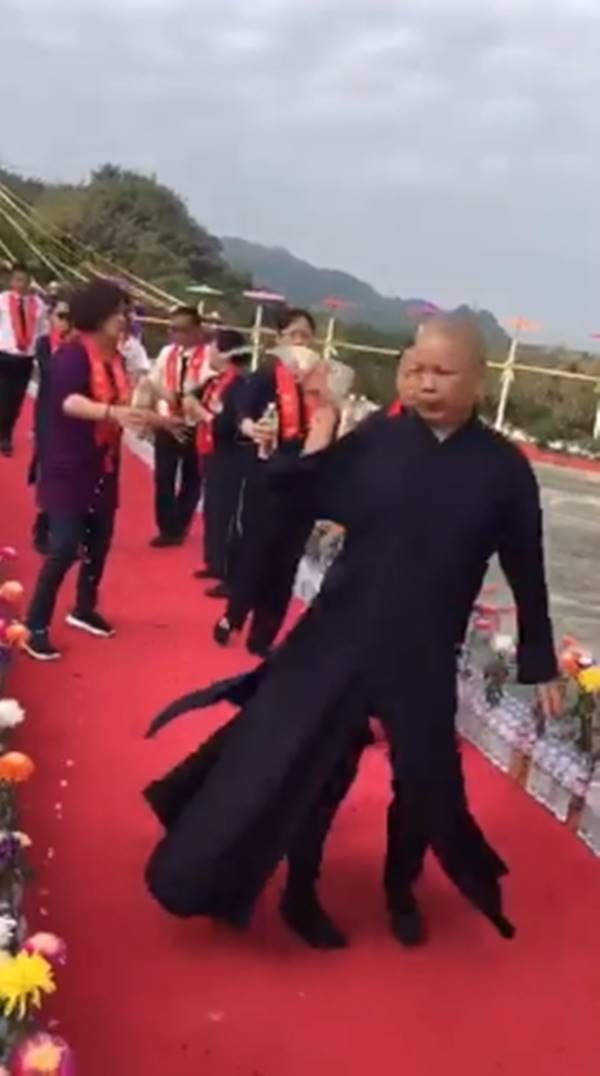 นักบวชหญิงอ้วกแตก