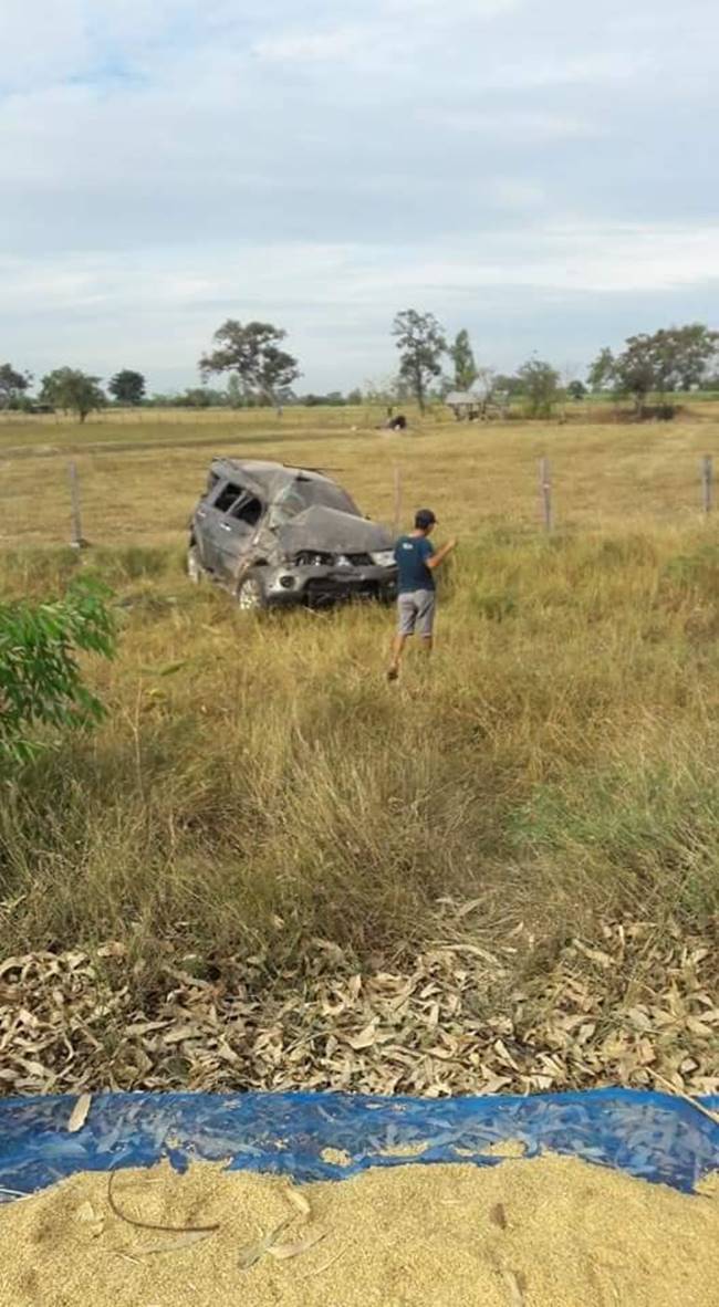 เก๋งพุ่งตกข้างทางพังยับ