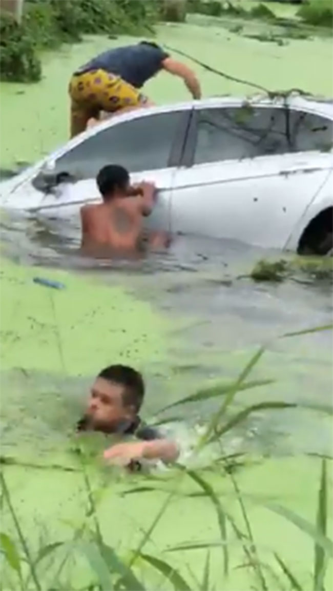 หนุ่มลงไปช่วยรถเก๋งตกน้ำ