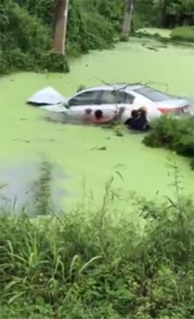 หนุ่มลงไปช่วยรถเก๋งตกน้ำ