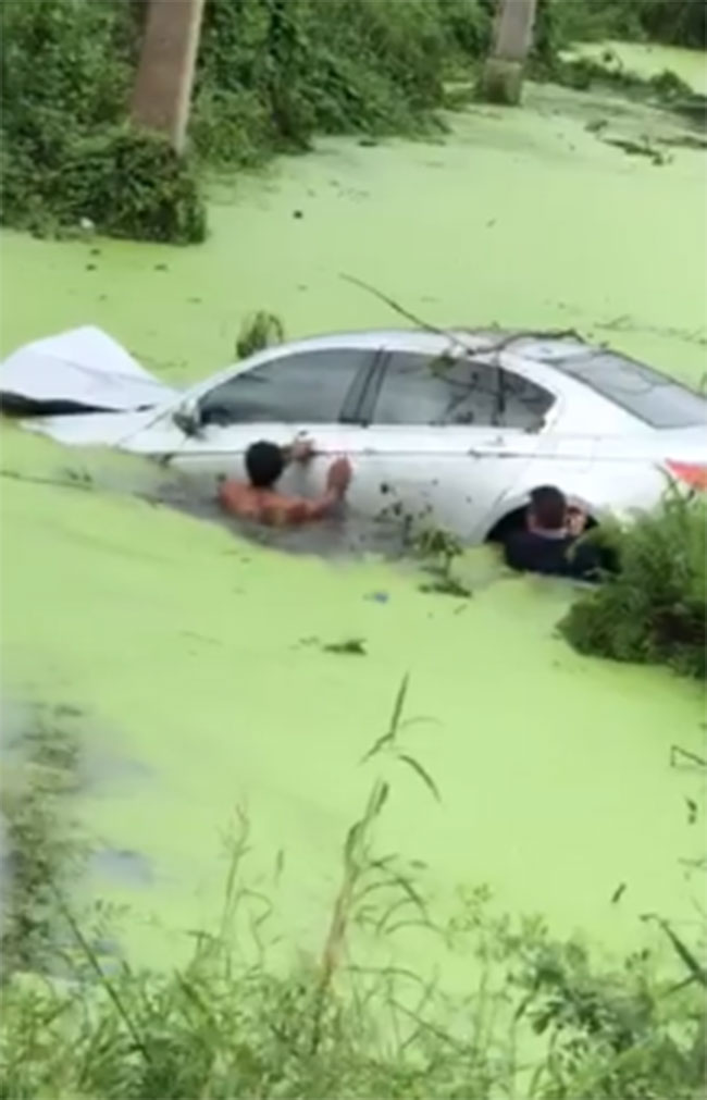 หนุ่มลงไปช่วยรถเก๋งตกน้ำ