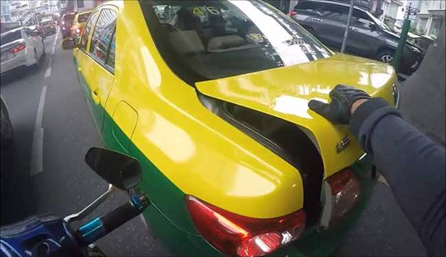 หนุ่มปิดฝากระโปรงหลังแท็กซี่