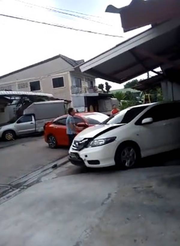 เก๋ง 2 คันทะเลาะอะไรกันไม่รู้