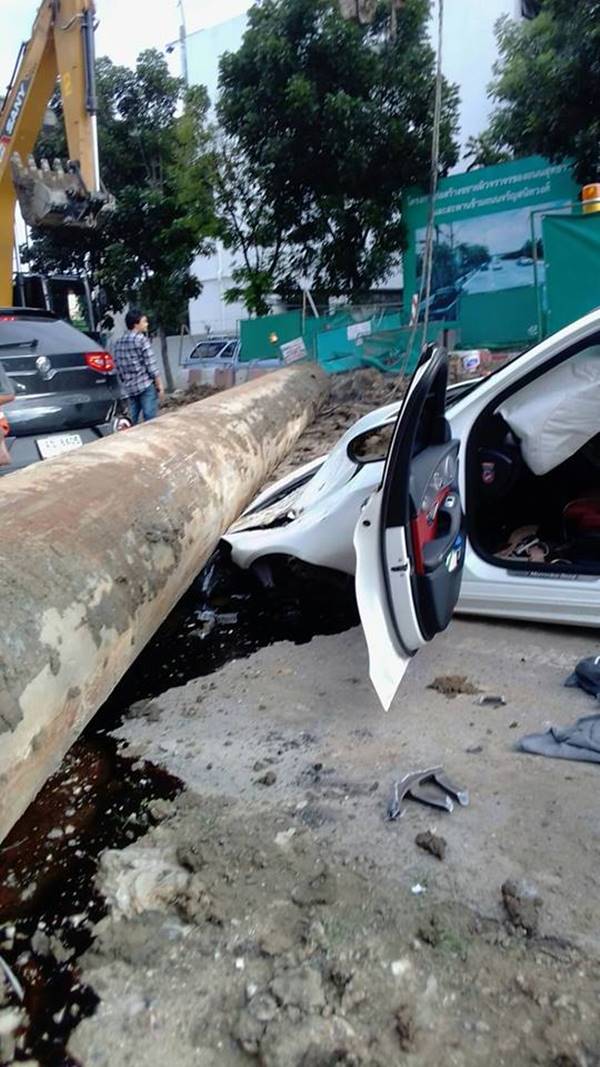 แท่งเหล็กเจาะดิน ร่วงทับเก๋งพังยับ