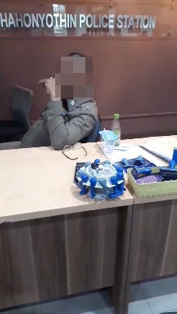 สั่งเด้ง ด.ต. สน.พหลโยธิน