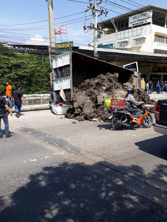 รถบรรทุกพลิกคว่ำทับเก๋ง 