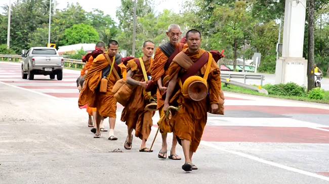 พระ 6 รูป เดินเท้าจากพัทลุง 
