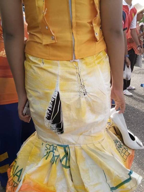 โรงเรียนเก็บค่าตัดชุดกีฬาสี