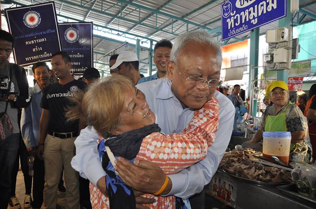 สุเทพ เดินคารวะแผ่นดินที่โคราช