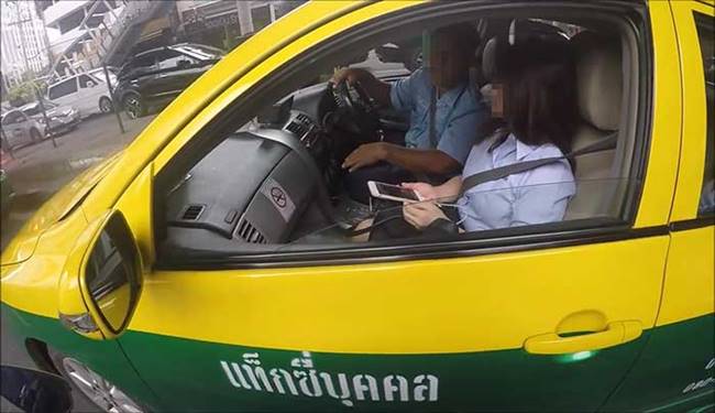 หนุ่มปิดฝากระโปรงหลังแท็กซี่