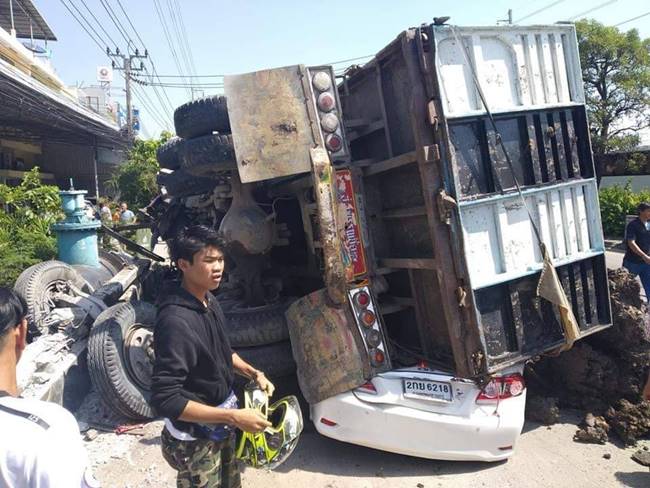 รถบรรทุกพลิกคว่ำทับเก๋ง 