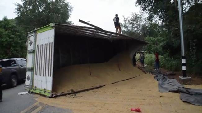 รถพ่วงแหกโค้ง