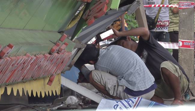 ระเบียงตึกแถวย่านสะพานใหม่ร่วงถล่มลงมา