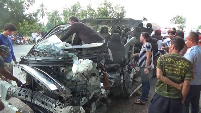 รถตู้โดยสารซิ่งเสียหลัก