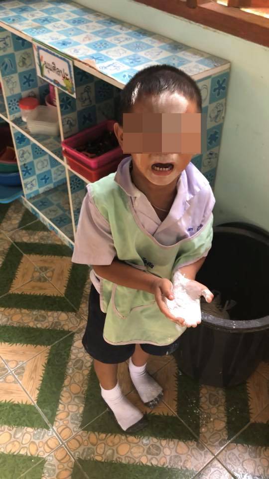 คลิปเด็กน้อยถูกครูจับได้แอบเล่นแป้ง