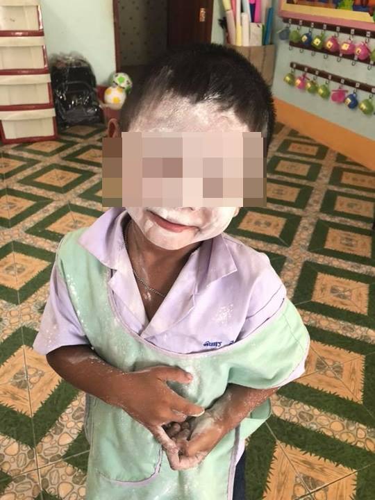 คลิปเด็กน้อยถูกครูจับได้แอบเล่นแป้ง