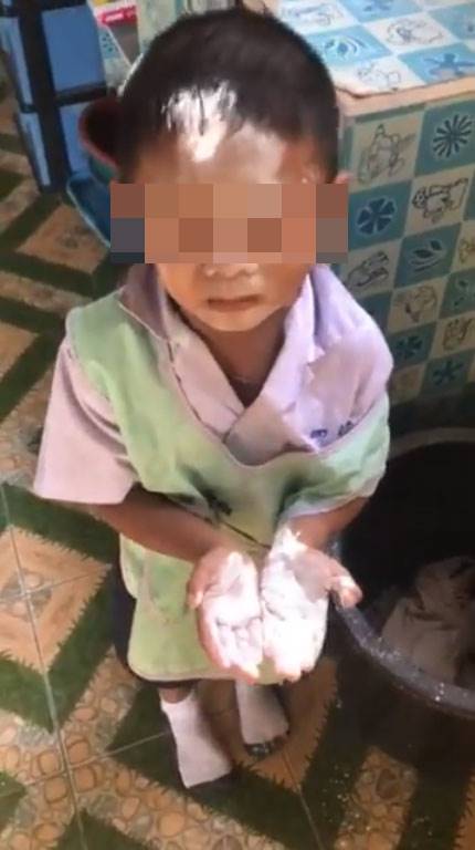 คลิปเด็กน้อยถูกครูจับได้แอบเล่นแป้ง