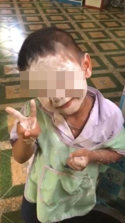 คลิปเด็กน้อยถูกครูจับได้แอบเล่นแป้ง