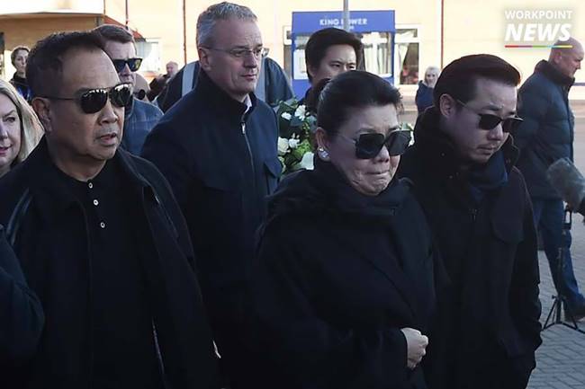 ภรรยา-ลูกชาย เสี่ยวิชัย วางพวงหรีดหน้าสนามคิง เพาเวอร์ สเตเดี้ยม