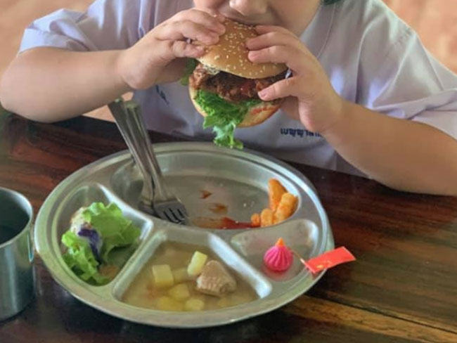 อาหารกลางวัน